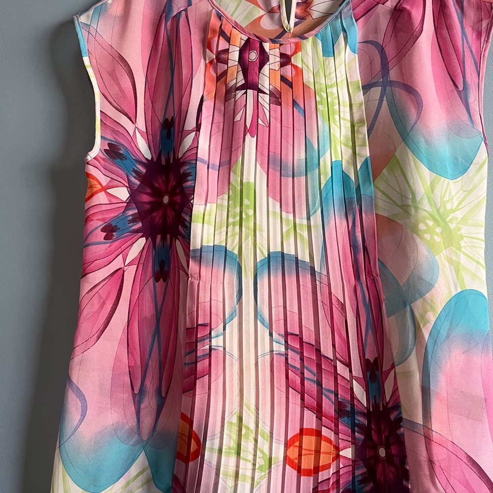 SELLING VERTIGO TOP FOR WOMEN SIZE MEDIUM COLOR FLORAL PATTERN SLEEVELESS BNWOT - Picture 8 of 13